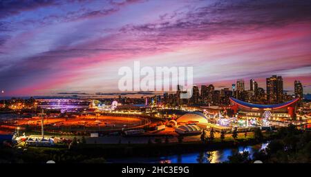 Wunderschöner Sonnenuntergang über der Stadt Calgary in Alberta, Kanada, mit Panoramablick auf das Geschäfts- und Finanzviertel der Innenstadt über dem Bow River. Stockfoto