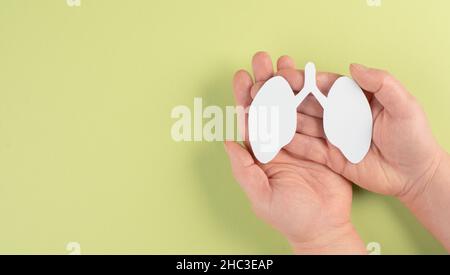 Papierlunge in der Hand halten, Lungenkrebs, Covid-19-Virus, Welttuberculois-Tag, kein Tabacotag, Organspende, Konzept der Luftverschmutzung Stockfoto