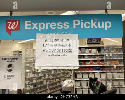 New York, Usa. 23rd Dez 2021. Am 23. Dezember 2021 hängen in einer Walgreens-Apotheke in New York Schilder, die Kunden warnen, dass alle COVID-19-Heimtestkits bis auf weiteres nicht mehr auf Lager sind. Da die Coronavirus-Fälle aufgrund der omicron-Variante rapide zunehmen, können Apotheken wie Walgreens und CVS nicht mit der Nachfrage nach Heimtests Schritt halten. (Foto von Samuel Rigelhaupt/Sipa USA) Quelle: SIPA USA/Alamy Live News Stockfoto