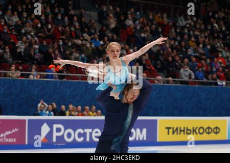 Sankt Petersburg, Russland. 23rd Dez 2021. Evgenia Tarasova, Wladimir Morozov aus Russland treten während des Pairs, Short Program am ersten Tag der Rostelecom Russian Nationals 2022 des Eiskunstlaufsports im Yubileyny Sports Palace in Sankt Petersburg an. Endergebnis: 78,68 (Foto von Maksim Konstantinov/SOPA Image/Sipa USA) Quelle: SIPA USA/Alamy Live News Stockfoto