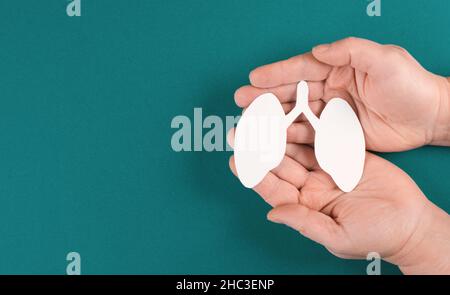 Papierlunge in der Hand halten, Lungenkrebs, Covid-19-Virus, Welttuberculois-Tag, kein Tabacotag, Organspende, Konzept der Luftverschmutzung Stockfoto
