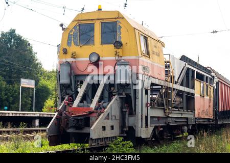 Schneeräumgeräte SM-2GM am Bahnhof, Russische Eisenbahn: Shemyakino, Russland - August 2021 Stockfoto