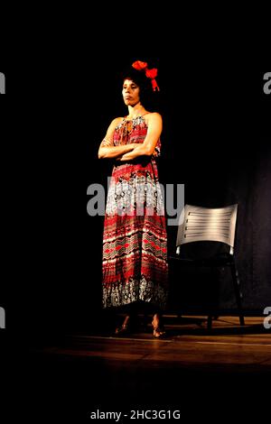 Schauspieler, der eine Figur auf der Bühne eines Theaters darstellt. Mit seinem Körper macht er verschiedene Gesten und Ausdrücke. Salvador, Bahia, Brasilien. Stockfoto