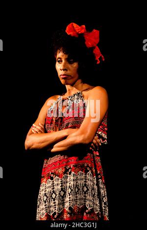 Schauspieler, der eine Figur auf der Bühne eines Theaters darstellt. Mit seinem Körper macht er verschiedene Gesten und Ausdrücke. Salvador, Bahia, Brasilien. Stockfoto