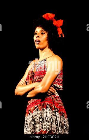 Schauspieler, der eine Figur auf der Bühne eines Theaters darstellt. Mit seinem Körper macht er verschiedene Gesten und Ausdrücke. Salvador, Bahia, Brasilien. Stockfoto