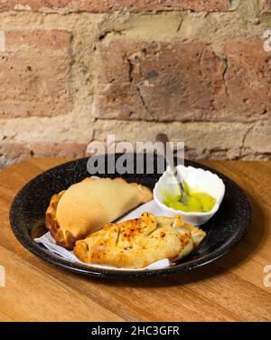 Lateinamerikanische frittierte Empanadas mit Rinderfüllung Stockfoto