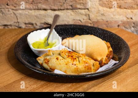 Traditionelle gebackene argentinische Empanadas herzhaftes Gebäck mit Rindfleisch und Huhn. Stockfoto