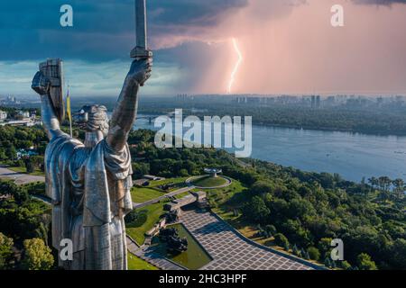 Luftaufnahme des Mutterland-Denkmals in Kiew. Stockfoto