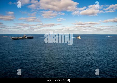 211220-N-DH793-1587 MITTELMEER (DEZ 20, 2021) der Flugzeugträger USS Harry S. Truman (CVN 75) der Nimitz-Klasse, der Lenkflugkörper-Kreuzer USS San Jacinto der Ticonderoga-Klasse (CG 56), Und die Royal Norwegian Navy Frigate HNoMS Fridtjof Nansen (F310) nehmen an einer passierenden Übung mit dem tunesischen Offshore-Patrouillenschiff Hannon (P612) und dem Schnellpatrouillenboot der Klasse La Combatante III Tunis (502) im Mittelmeer Teil, am 20. Dezember 2021. Die Harry S. Truman Carrier Strike Group befindet sich im geplanten Einsatzgebiet der Sechsten Flotte der USA zur Unterstützung von Marineoperationen, um Mar zu erhalten Stockfoto