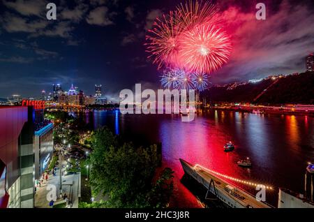 Ein Blick auf das Pittsburgh Feuerwerk vom Observatorium Balkon des Carnegie Science Center, 4. Juli 2021. Die Schleusen und Dämme des U.S. Army Corps of Engineers Pittsburgh District sind das ganze Jahr über geöffnet, auch an Bundesfeiertagen, für Freizeitboote, die die Aussicht auf die Stadt genießen können, und für kommerzielle Lastkähne, die sicher auf den Wasserstraßen navigieren können. (USA Army Corps of Engineers Pittsburgh District Foto von Michel Sauret) Stockfoto