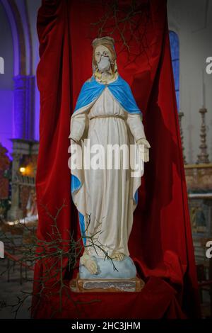 Moncalieri, Italien. 23rd Dez 2021. Die Statue der seligen Madonna von Batnaya, die von Soldaten des Daesh verstümmelt wurde und in der Ninive-Ebene im Irak gefunden wurde, ist in der gotischen Kirche Santa Maria della Scala zu sehen. Quelle: MLBARIONA/Alamy Live News Stockfoto