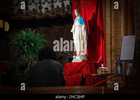 Moncalieri, Italien. 23rd Dez 2021. Die Statue der seligen Madonna von Batnaya, die von Soldaten des Daesh verstümmelt wurde und in der Ninive-Ebene im Irak gefunden wurde, ist in der gotischen Kirche Santa Maria della Scala zu sehen. Quelle: MLBARIONA/Alamy Live News Stockfoto