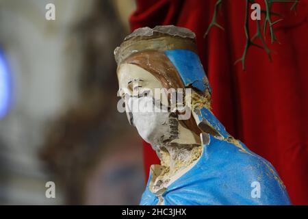 Moncalieri, Italien. 23rd Dez 2021. Die Statue der seligen Madonna von Batnaya, die von Soldaten des Daesh verstümmelt wurde und in der Ninive-Ebene im Irak gefunden wurde, ist in der gotischen Kirche Santa Maria della Scala zu sehen. Quelle: MLBARIONA/Alamy Live News Stockfoto