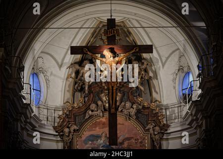 Moncalieri, Italien. 23rd Dez 2021. Der gekreuzigte Christus schwebt über dem Altar in der gotischen Kirche Santa Maria della Scala. Quelle: MLBARIONA/Alamy Live News Stockfoto