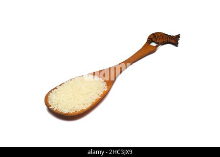Lentil in Holzlöffel auf weißem Grund einstapeln. Draufsicht. Stockfoto