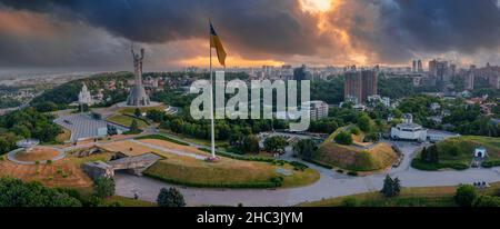 Luftaufnahme des Mutterland-Denkmals in Kiew. Stockfoto