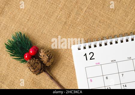 Schreibtisch Kalender Dezember mit Pinienzapfen Stockfoto