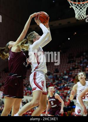 Bloomington, Usa. 23rd Dez 2021. Die Indiana Hoosiers-Wache Grace Wagoner (C) geht während des Basketballspiels der National Collegiate Athletic Association (NCAA) in Bloomington zum Reifen gegen Southern Illinois. Die Indiana University schlug Southern Illinois 70-37. Kredit: SOPA Images Limited/Alamy Live Nachrichten Stockfoto