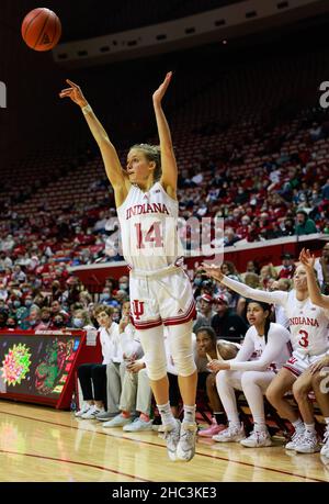 Bloomington, Usa. 23rd Dez 2021. Die Indiana Hoosiers-Wache Ali Patberg (Nr. 14) spielt während des Basketballspiels der National Collegiate Athletic Association (NCAA) in Bloomington gegen Southern Illinois. Die Indiana University schlug Southern Illinois 70-37. Kredit: SOPA Images Limited/Alamy Live Nachrichten Stockfoto