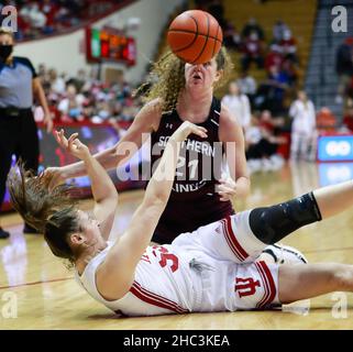 Bloomington, Usa. 23rd Dez 2021. Die Salukis-Wache von Southern Illinois Payton McCallister (Nr. 21) reagiert, nachdem sie während eines Kampfes mit dem Stürmer Mackenzie Holmes (Nr. 54) von Indiana Hoosiers während des Basketballspiels der National Collegiate Athletic Association (NCAA) in Bloomington auf ein Gesicht getroffen wurde. Die Indiana University schlug Southern Illinois 70-37. Kredit: SOPA Images Limited/Alamy Live Nachrichten Stockfoto