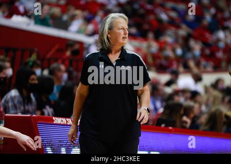 Bloomington, Usa. 23rd Dez 2021. Die Basketball-Trainerin Cindy Stein aus dem südlichen Illinois trainiert während des Basketballspiels der National Collegiate Athletic Association (NCAA) in Bloomington gegen die Indiana University. Die Indiana University schlug Southern Illinois 70-37. Kredit: SOPA Images Limited/Alamy Live Nachrichten Stockfoto