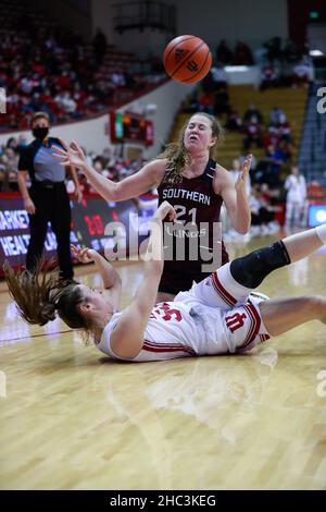 Bloomington, Usa. 23rd Dez 2021. Die Salukis-Wache von Southern Illinois Payton McCallister (Nr. 21) reagiert, nachdem sie während eines Kampfes mit dem Stürmer Mackenzie Holmes (Nr. 54) von Indiana Hoosiers während des Basketballspiels der National Collegiate Athletic Association (NCAA) in Bloomington auf ein Gesicht getroffen wurde. Die Indiana University schlug Southern Illinois 70-37. Kredit: SOPA Images Limited/Alamy Live Nachrichten Stockfoto