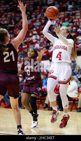 Bloomington, Usa. 23rd Dez 2021. Indiana Hoosiers Wache Nicole Cardano-Hillary (Nr. 4) spielt gegen die Salukis-Wache Payton McCallister (Nr. 21) von Southern Illinois während des Basketballspiels der Frauen der National Collegiate Athletic Association (NCAA) in Bloomington. Die Indiana University schlug Southern Illinois 70-37. Kredit: SOPA Images Limited/Alamy Live Nachrichten Stockfoto