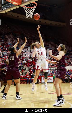 Bloomington, Usa. 23rd Dez 2021. Indiana Hoosiers Stürmer Mackenzie Holmes (No.54) schießt während des Basketballspiels der National Collegiate Athletic Association (NCAA) für Frauen in Bloomington gegen Southern Illinois. Die Indiana University schlug Southern Illinois 70-37. Kredit: SOPA Images Limited/Alamy Live Nachrichten Stockfoto