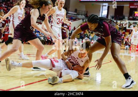 Bloomington, Usa. 23rd Dez 2021. Die Indiana Hoosiers-Wache Ali Patberg (C) kämpft während des National Collegiate Athletic Association (NCAA)-Basketballspiels für Frauen in Bloomington gegen Southern Illinois um den Ball. Die Indiana University schlug Southern Illinois 70-37. Kredit: SOPA Images Limited/Alamy Live Nachrichten Stockfoto