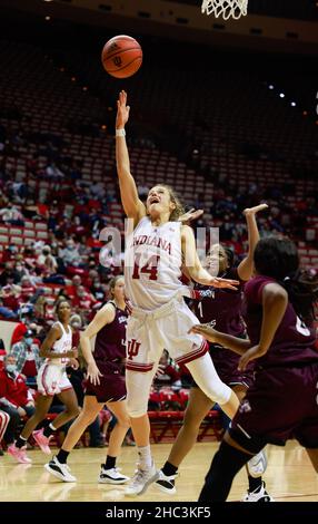 Bloomington, Usa. 23rd Dez 2021. Die Indiana Hoosiers-Wache Ali Patberg (Nr. 14) geht während des National Collegiate Athletic Association (NCAA)-Basketballspiels für Frauen in Bloomington in den Korb gegen Southern Illinois. Die Indiana University schlug Southern Illinois 70-37. Kredit: SOPA Images Limited/Alamy Live Nachrichten Stockfoto