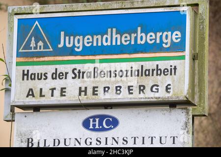 Greifswald, Deutschland. 17th Dez 2021. Der Schriftzug "Jugendherberge" steht vor der Jugendherberge in Greifswald. Quelle: Stefan Sauer/dpa/Alamy Live News Stockfoto