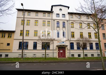 Greifswald, Deutschland. 17th Dez 2021. An der Wand der Jugendherberge in Greifswald hängt der Schriftzug „Jugendherberge“. Quelle: Stefan Sauer/dpa/Alamy Live News Stockfoto