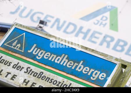 Greifswald, Deutschland. 17th Dez 2021. Der Schriftzug "Jugendherberge" steht vor der Jugendherberge in Greifswald. Quelle: Stefan Sauer/dpa/Alamy Live News Stockfoto