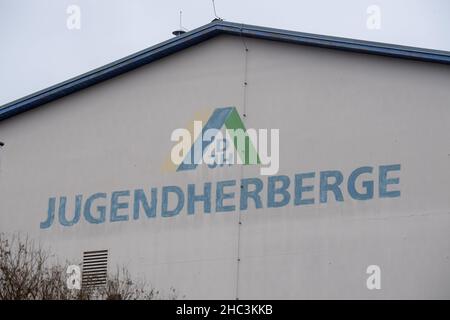 Greifswald, Deutschland. 17th Dez 2021. An der Wand der Jugendherberge in Greifswald hängt der Schriftzug „Jugendherberge“. Quelle: Stefan Sauer/dpa/Alamy Live News Stockfoto