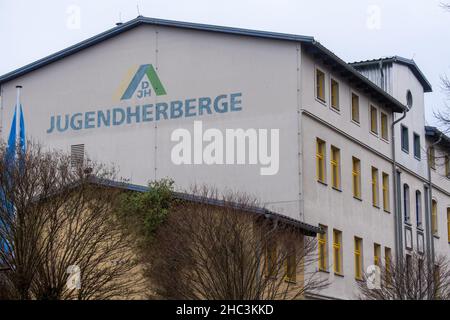 Greifswald, Deutschland. 17th Dez 2021. An der Wand der Jugendherberge in Greifswald hängt der Schriftzug „Jugendherberge“. Quelle: Stefan Sauer/dpa/Alamy Live News Stockfoto