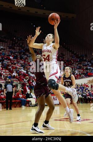 Bloomington, Usa. 23rd Dez 2021. Indiana Hoosiers Stürmer Mackenzie Holmes (No.54) geht während des National Collegiate Athletic Association (NCAA)-Basketballspiels für Frauen in Bloomington in den Korb gegen Southern Illinois. Die Indiana University schlug Southern Illinois 70-37. (Foto von Jeremy Hogan/SOPA Images/Sipa USA) Quelle: SIPA USA/Alamy Live News Stockfoto