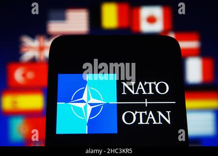 Ukraine. 23rd Dez 2021. In dieser Abbildung, einer NATO (North Atlantic Treaty Organization, auch Nordatlantische Allianz genannt), ist das Logo auf einem Smartphone-Bildschirm zu sehen. Kredit: SOPA Images Limited/Alamy Live Nachrichten Stockfoto