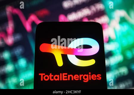 Ukraine. 23rd Dez 2021. In dieser Abbildung ist ein TotalEnergies SE-Logo auf einem Smartphone-Bildschirm zu sehen. (Foto von Pavlo Gonchar/SOPA Images/Sipa USA) Quelle: SIPA USA/Alamy Live News Stockfoto