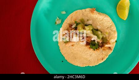 Über Kopf Foto von zwei mexikanischen Carnitas Tacos auf Platz in flach Lay Zusammensetzung. Hochwertige Fotos Stockfoto