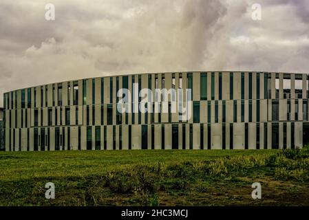 Stuttgart-VAIHINGEN, DEUTSCHLAND - 11.2020: Campus Bereich Dies ist die moderne Mediathek, die sich in der Nobelstraße befindet. Stockfoto