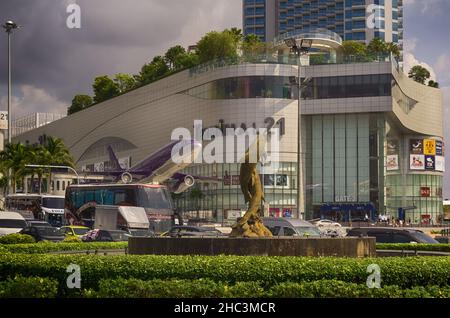 Pattaya, THAILAND - OKTOBER 18.2019: Terminal 21 Dies ist das große, neue Einkaufszentrum in Der Second Road. Es enthält viele Geschäfte, Restaurants und ein Kino.Vor mir Stockfoto