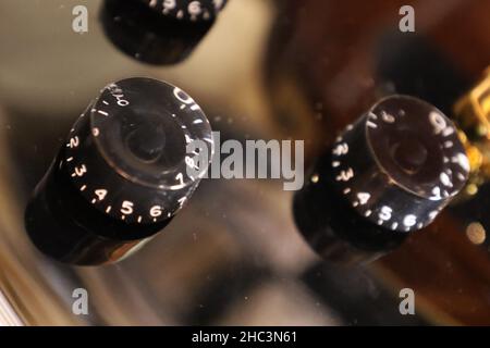 E-Gitarre Master Volume Knopf analogen Synthesizer Stockfoto