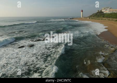 Wunderschöne Landschaft, Weltplätze, Umhlanga Rocks Strand, Durban, Südafrika, Urlaubsreiseziel, atemberaubende Uferpromenade, afrikanische Küste Stockfoto