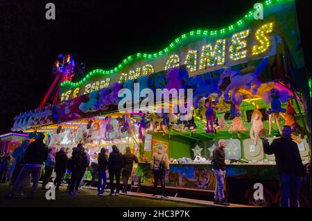 Die Leute auf der Nachtmesse im Mai im Park in BOSTON Lincolnshire, Stockfoto