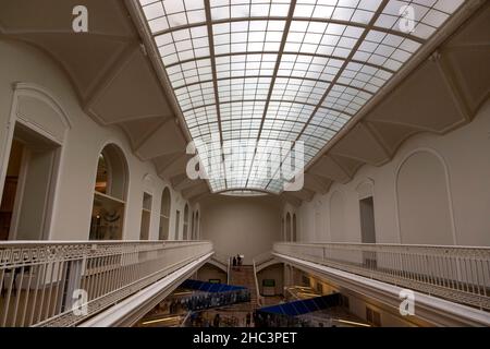 St. Petersburg, Russland - 14. Juli 2021: Innenraum eines der Säle des Russischen Ethnographischen Museums in St. Petersburg Stockfoto