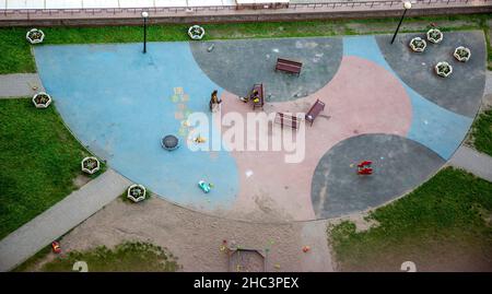 St. Petersburg, Russland - 15. Juli 2021: Draufsicht auf einen Kinderspielplatz im Innenhof eines Hauses in St. Petersburg Stockfoto