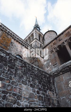 Low-Angle-Aufnahme der berühmten Gezeiteninsel Le Mont Saint-Michel Stockfoto