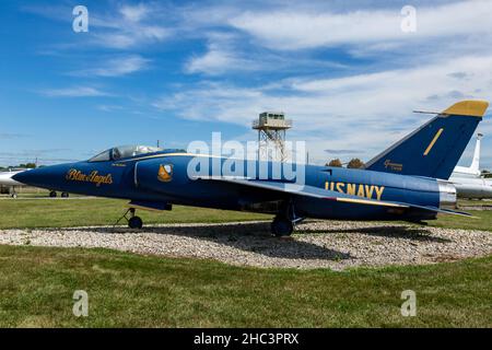 Ein überschallter United States Navy Blue Angels Grumman F-11F-1 Tiger auf Dauerausstellung im Grissom Air Museum in Bunker Hill, Indiana, USA. Stockfoto