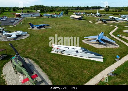 Mehrere der pensionierten Militärflugzeuge sind im Grissom Air Museum in Bunker Hill, Indiana, USA, ständig stationär zu sehen. Stockfoto