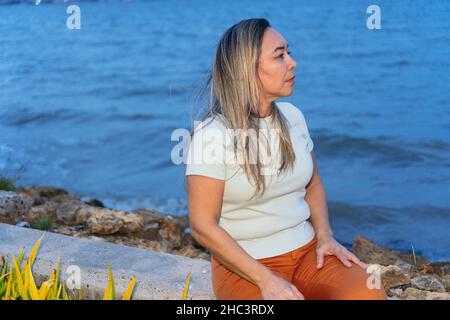 Porträt der schönen reifen Frau nachdenklich Stockfoto
